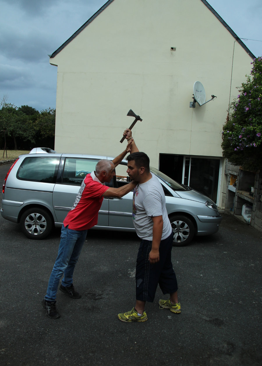 Défense Krav Maga face à un agresseur armé d'une hachette — club ABKM Bretagne
