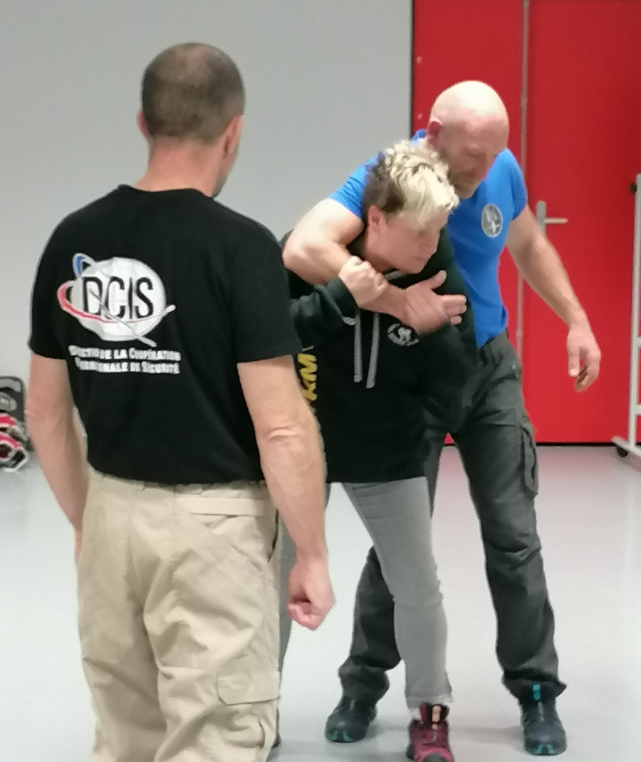 Technique de sortie d'étranglement enseignée au club ABKM — cours de Krav Maga en Côtes-d'Armor